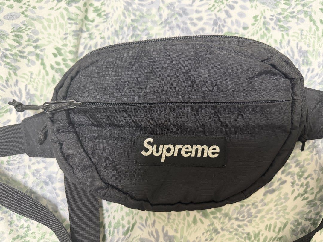 Supreme FW18 Black (Category: Belt bags, Clutches and Pouches) located in Angeles City. Submitted by hinjan297 (Listing ID 1468616585, Image 1). Description: used.