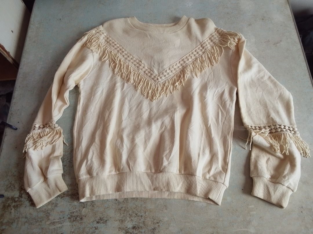 Sweater US BNEWTAG (Hai) (Category: Coats, Jackets and Outerwear) located in Los Banos. Submitted by mania-62906 (Listing ID 1468552644, Image 1). Description: Authentic BNewtag US small beige color or cream.