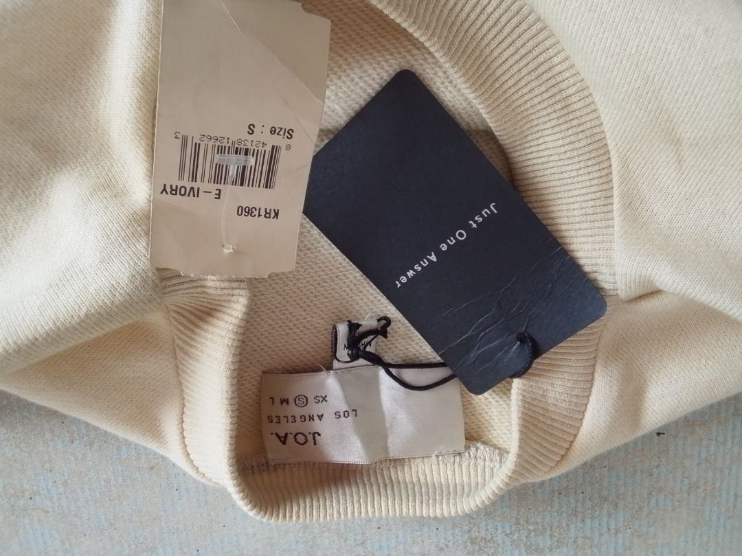 Sweater US BNEWTAG (Hai) (Category: Coats, Jackets and Outerwear) located in Los Banos. Submitted by mania-62906 (Listing ID 1468552644, Image 3). Description: Authentic BNewtag US small beige color or cream.