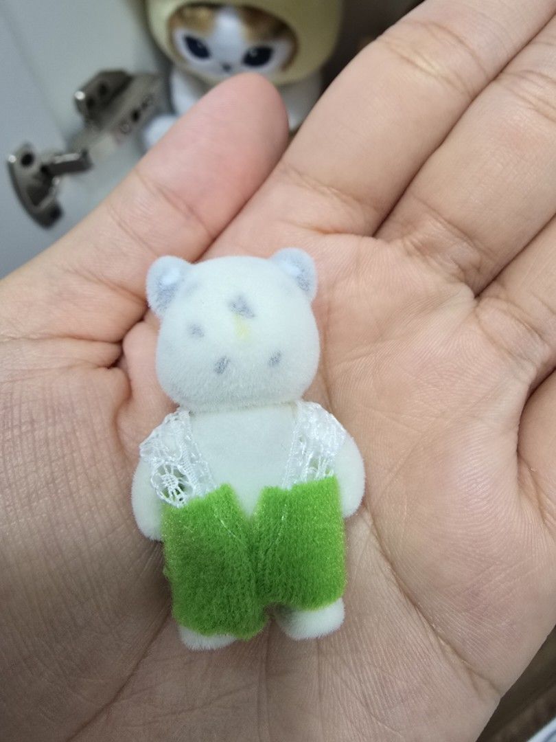 Sylvanian Families Snow Leopard (Category: Kids Toys) located in Obando. Submitted by janggyurist (Listing ID 1468522103, Image 2). Description: Please do not claim if sensitive! I got it with a faint mark at the back of her head 😪 NFS: I'll be getting another set with Snow Leopard and I don't like dupes Last price!.
