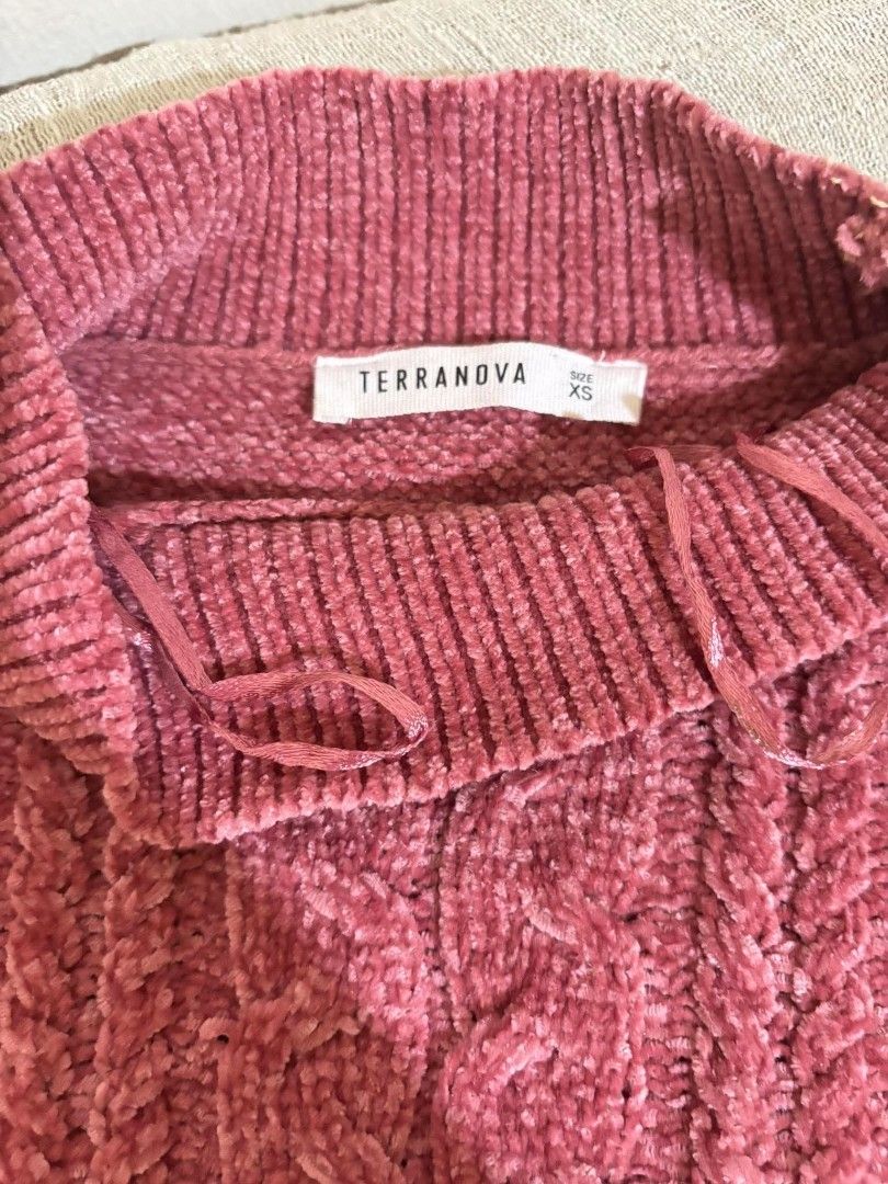 Terranova - Sweater XS (Category: Coats, Jackets and Outerwear) located in Bacoor. Submitted by diane_mimi (Listing ID 1468679233, Image 3). Description: RTF: Decluttering wardrobe. I don't need any warm clothes anytime soon. 🧥 Fits semi-cropped 🫂 Hug fit on the arms but loose sa braso area ☃️ Soft and comfy when worn, effective for keeping warmth during spring to winter weather.