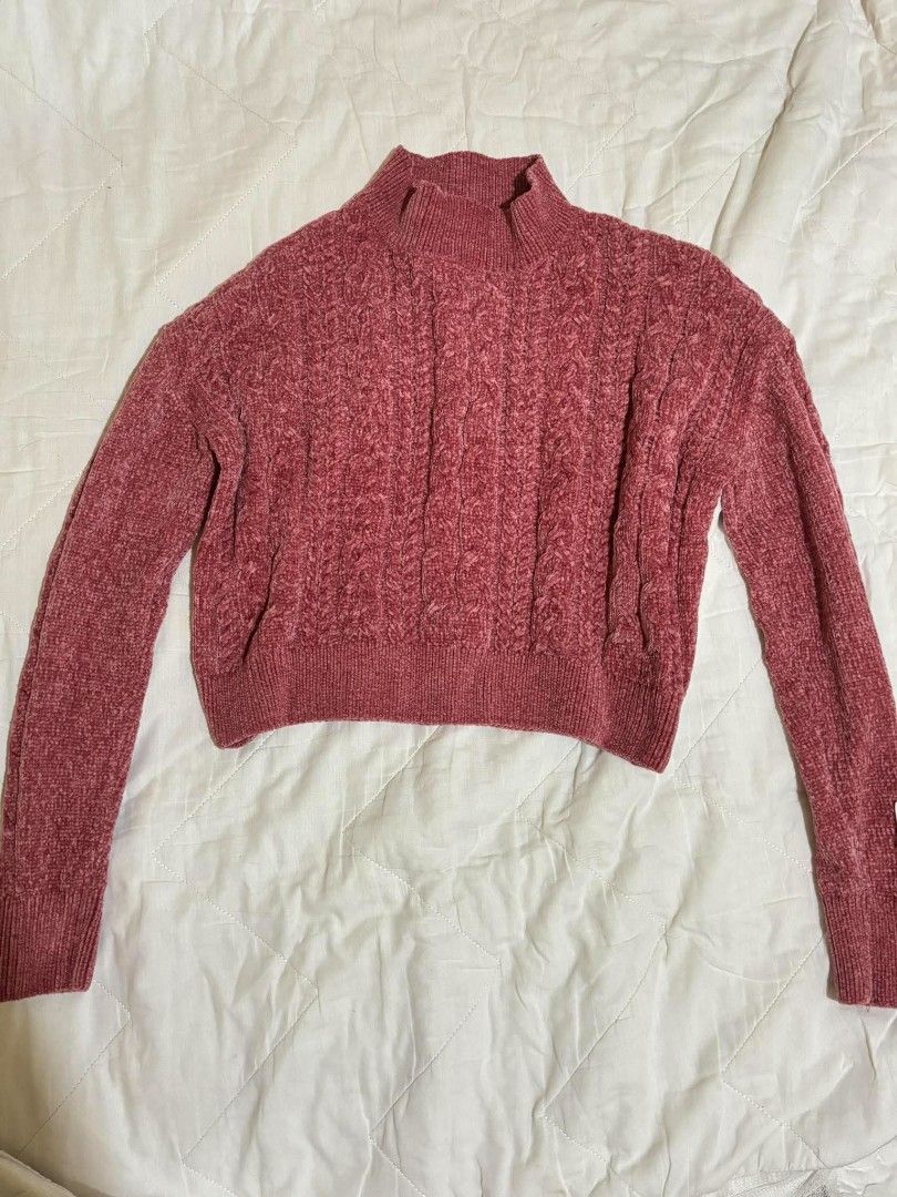 Terranova - Sweater XS (Category: Coats, Jackets and Outerwear) located in Bacoor. Submitted by diane_mimi (Listing ID 1468679233, Image 1). Description: RTF: Decluttering wardrobe. I don't need any warm clothes anytime soon. 🧥 Fits semi-cropped 🫂 Hug fit on the arms but loose sa braso area ☃️ Soft and comfy when worn, effective for keeping warmth during spring to winter weather.