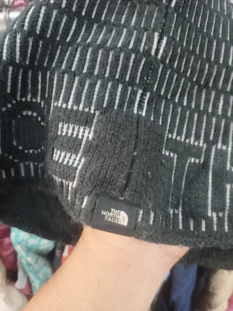 The North Face Black Knit Beanie (Category: Caps & Hats) located in Cavite. Submitted by ronniel0943882 (Listing ID 1468608722, Image 2). Description: - Brand: The North Face - Color: Black with white dashed logo pattern - Material: Thick knit construction for maximum warmth - Size: One size fits all (Unisex) - Details: Features a small woven brand tag near the bottom edge - Condition: Excellent for outdoor trips and casual winter wear.