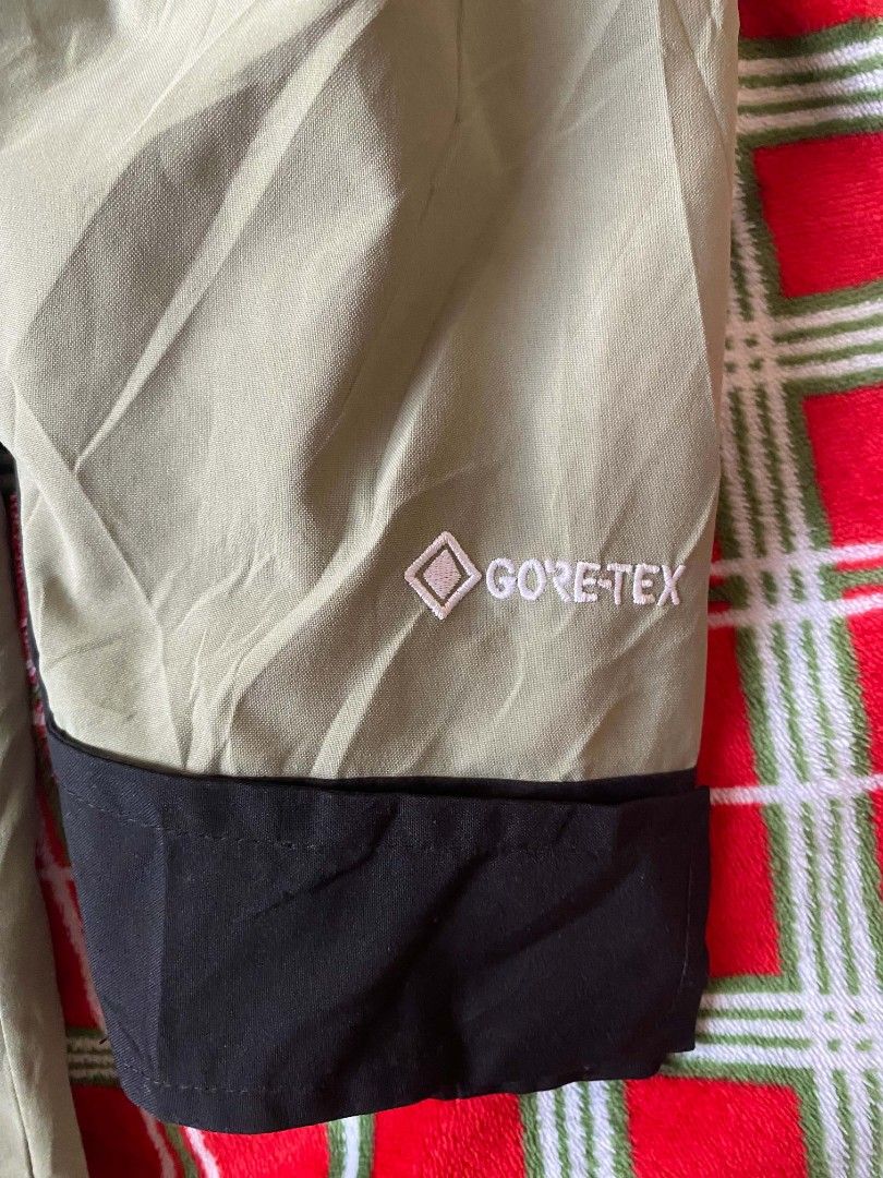 The North Face Goretex Mountain Jacket (Category: Coats, Jackets and Outerwear) located in Cebu City. Submitted by 88thrifts (Listing ID 1468559591, Image 3). Description: 22x28 excellent condition no visible issues.
