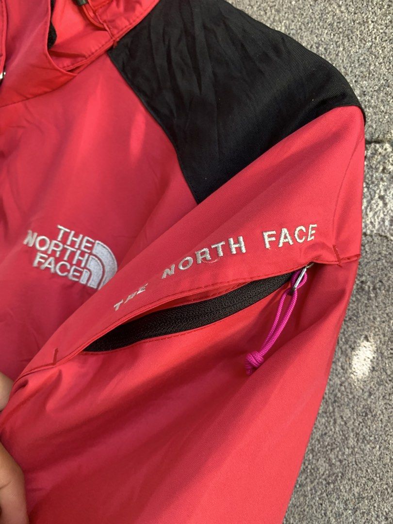 The North Face Gore-tex Windbreaker (Category: Coats, Jackets and Outerwear) located in Tacurong. Submitted by mwloots04 (Listing ID 1468543482, Image 2). Description: Excellent condition Dual zip Detachable Hood No issues 9.8/10 Colorrate Dimes: 21x26.