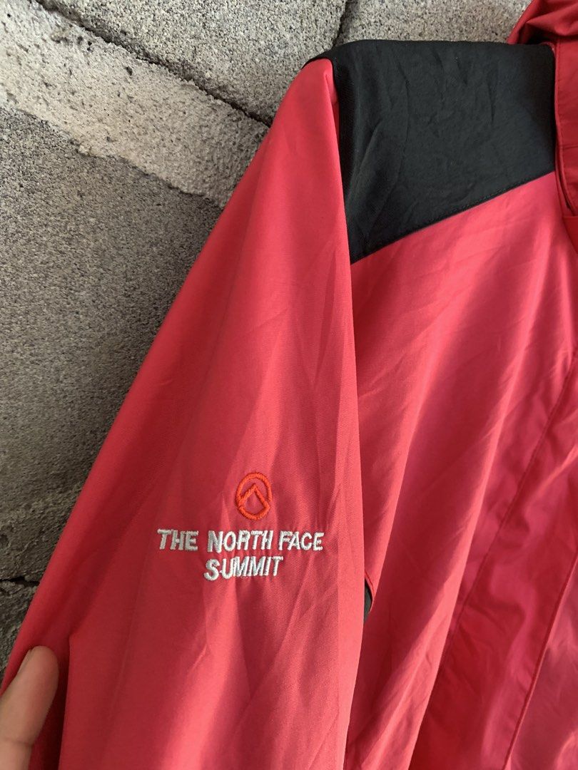 The North Face Gore-tex Windbreaker (Category: Coats, Jackets and Outerwear) located in Tacurong. Submitted by mwloots04 (Listing ID 1468543482, Image 3). Description: Excellent condition Dual zip Detachable Hood No issues 9.8/10 Colorrate Dimes: 21x26.