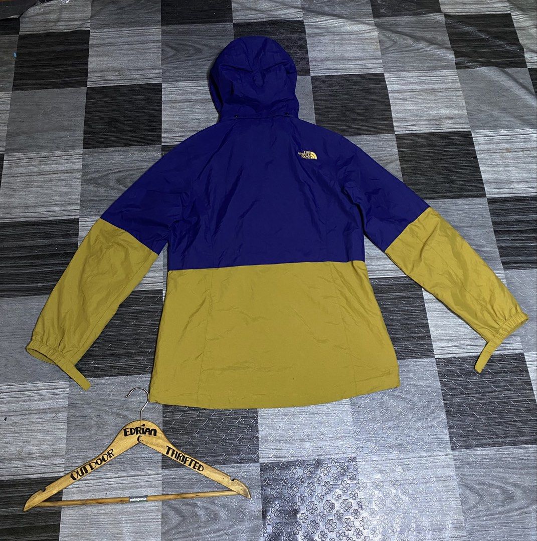 The Northface - Windbreaker / Mens (Category: Coats, Jackets and Outerwear) located in General Santos City (Dadiangas). Submitted by castilloed98 (Listing ID 1468648849, Image 3). Description: The Northface - Windbreaker Size.Medium Dimes.20x27 Color.Twotone Embroided Logo Good Asnew No Issue 💵1500+ SF✈️ DM📩 📍Gensan..