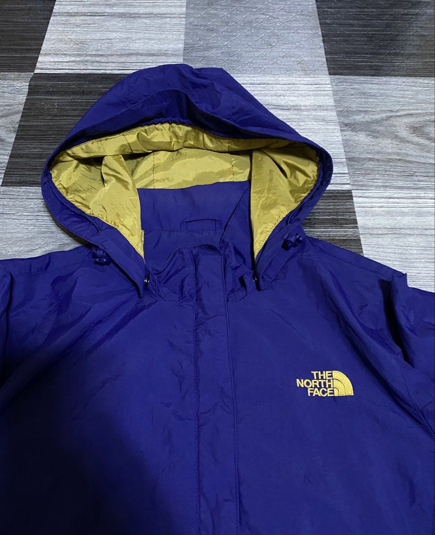 The Northface - Windbreaker / Mens (Category: Coats, Jackets and Outerwear) located in General Santos City (Dadiangas). Submitted by castilloed98 (Listing ID 1468648849, Image 2). Description: The Northface - Windbreaker Size.Medium Dimes.20x27 Color.Twotone Embroided Logo Good Asnew No Issue 💵1500+ SF✈️ DM📩 📍Gensan..
