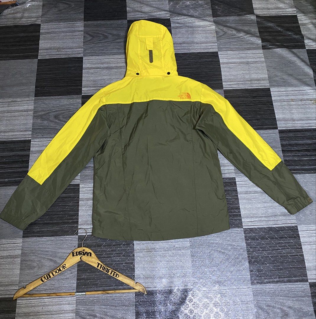 The Northface - Windbreaker / Mens (Category: Coats, Jackets and Outerwear) located in General Santos City (Dadiangas). Submitted by castilloed98 (Listing ID 1468649097, Image 3). Description: The Northface - Windbreaker Size.S-M Dimes.21x27 Twotone Color. (Yellow/Army Green) Good Asnew No issue 💵1500 + SF✈️ DM📩 📍Gensan..