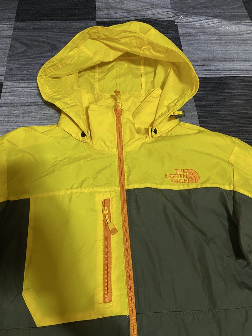 The Northface - Windbreaker / Mens (Category: Coats, Jackets and Outerwear) located in General Santos City (Dadiangas). Submitted by castilloed98 (Listing ID 1468649097, Image 2). Description: The Northface - Windbreaker Size.S-M Dimes.21x27 Twotone Color. (Yellow/Army Green) Good Asnew No issue 💵1500 + SF✈️ DM📩 📍Gensan..