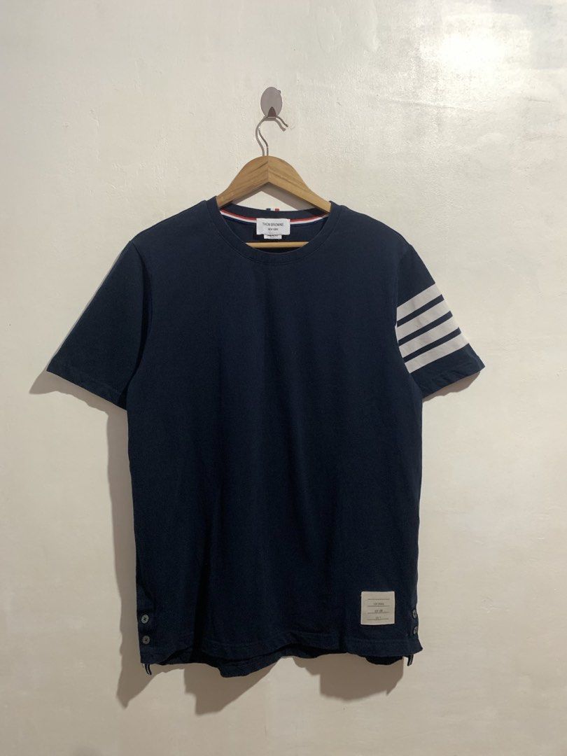 THOM BROWNE 4-BAR TEE (Category: Tshirts & Polo Shirts ) located in Gumaca. Submitted by getscore.ph (Listing ID 1468557068, Image 1). Description: WTS ❗️THOM BROWNE 4-BAR TEE❗️ ✅Size: 4 on tag ✅Dimes: Width 21 Length 29.5 ✅Color Rate: 9.5/10 ✅Condition: Excellent ✅Issue: Mone Color may due to lightning FRESH FROM BALE NEED WASH 🫧💦 Mura lang DM ME TO PURCHASE 📥📥 📍Loc. Gumaca,Quezon 📍Courier: JNT EXPRESS.
