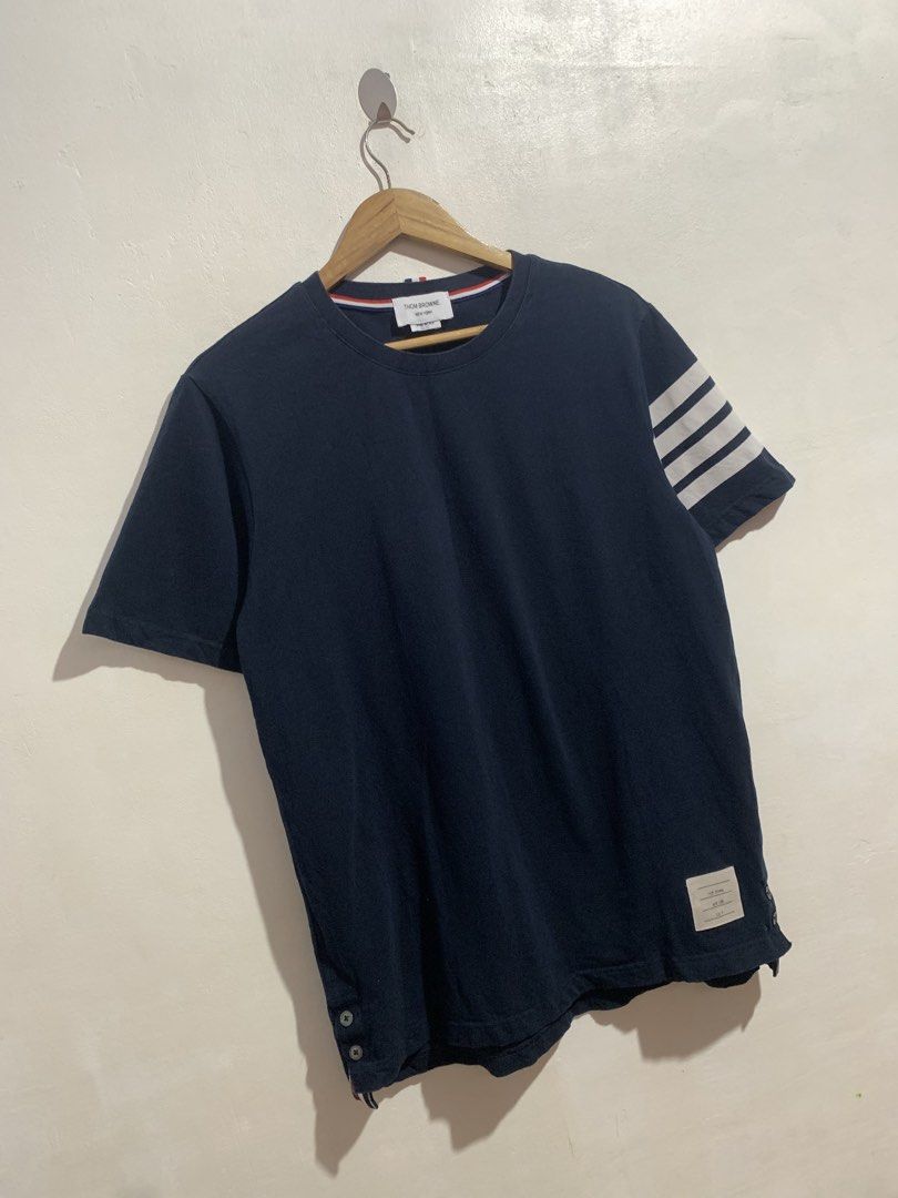 THOM BROWNE 4-BAR TEE (Category: Tshirts & Polo Shirts ) located in Gumaca. Submitted by getscore.ph (Listing ID 1468557068, Image 2). Description: WTS ❗️THOM BROWNE 4-BAR TEE❗️ ✅Size: 4 on tag ✅Dimes: Width 21 Length 29.5 ✅Color Rate: 9.5/10 ✅Condition: Excellent ✅Issue: Mone Color may due to lightning FRESH FROM BALE NEED WASH 🫧💦 Mura lang DM ME TO PURCHASE 📥📥 📍Loc. Gumaca,Quezon 📍Courier: JNT EXPRESS.