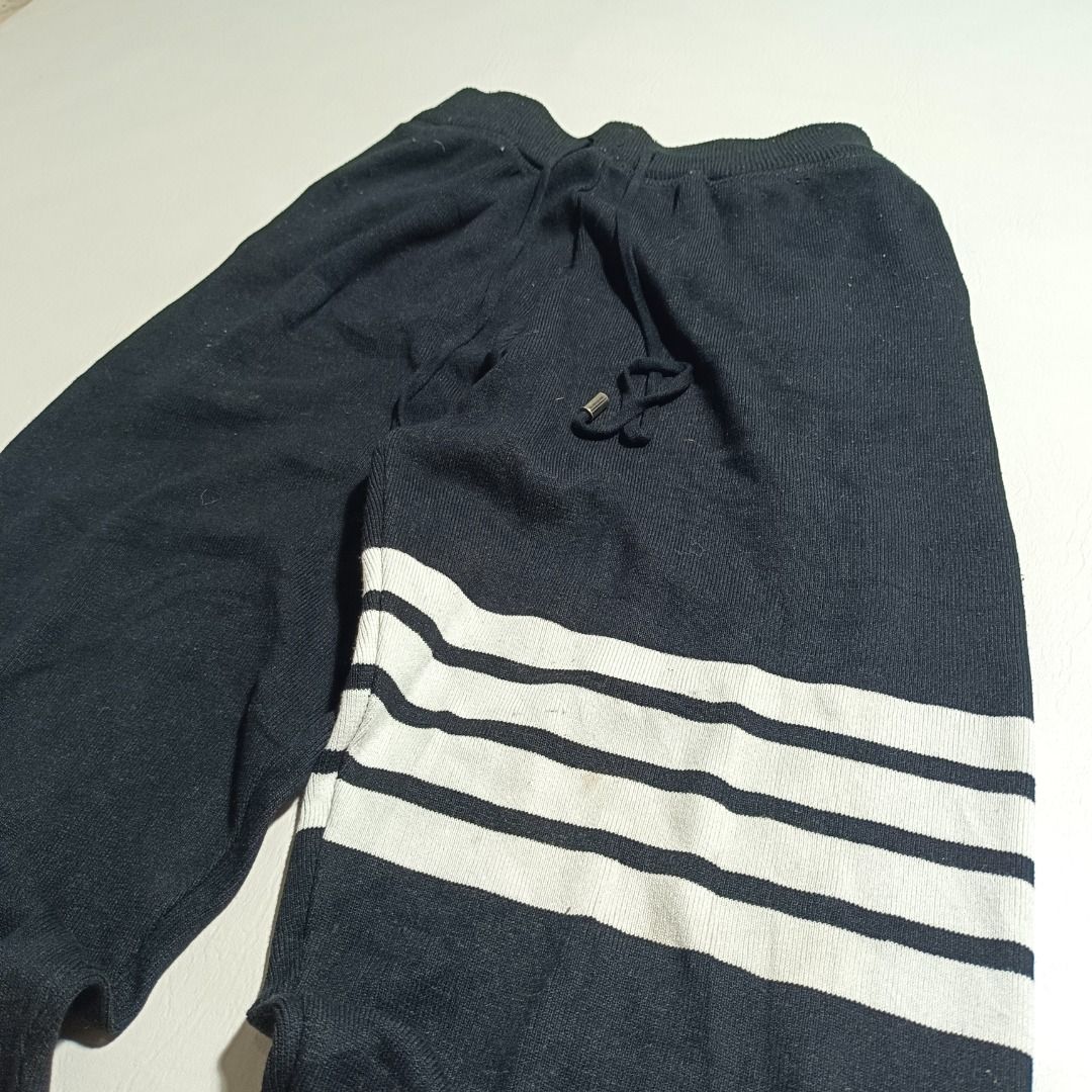 Thom Browne Knitted Jogger❤️🤍💙 (Category: Joggers) located in Baguio. Submitted by freshmarket_2600 (Listing ID 1468603535, Image 3). Description: 680+sf.