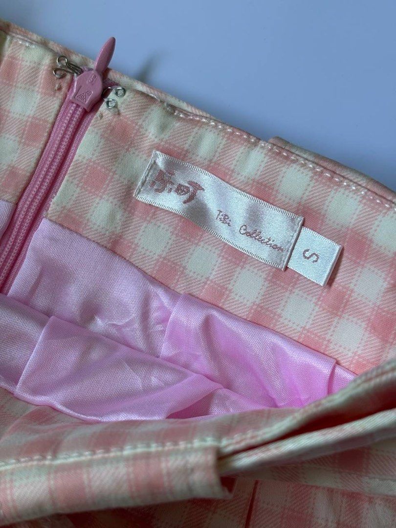 TiBi Collection Pink Gingham Pleated Skirt (Category: Skirts) located in Manila. Submitted by petalfinds_ (Listing ID 1468551698, Image 3). Description: ˚⊱🪷⊰˚ coquette pink plaid skirt ౨ৎ 𝐛𝐫𝐚𝐧𝐝: TiBi collection ౨ৎ 𝐬𝐢𝐳𝐞: 24-25 wl | 16" length 🫧⋆｡˚ 𝐝𝐞𝐭𝐚𝐢𝐥𝐬: GANDAAAAA! very coquette! one of my rare finds! 😭🤍 ─── ⋆⋅☆⋅⋆ ── 「 ✦ 𝐍𝐎 𝐂𝐎𝐃𝐄, 𝐈𝐍𝐕𝐀𝐋𝐈𝐃 𝐌𝐈𝐍𝐄 ✦ 」 𝓹𝓻𝓲𝓬𝓮: 189 𝓬𝓸𝓭𝓮: candy.