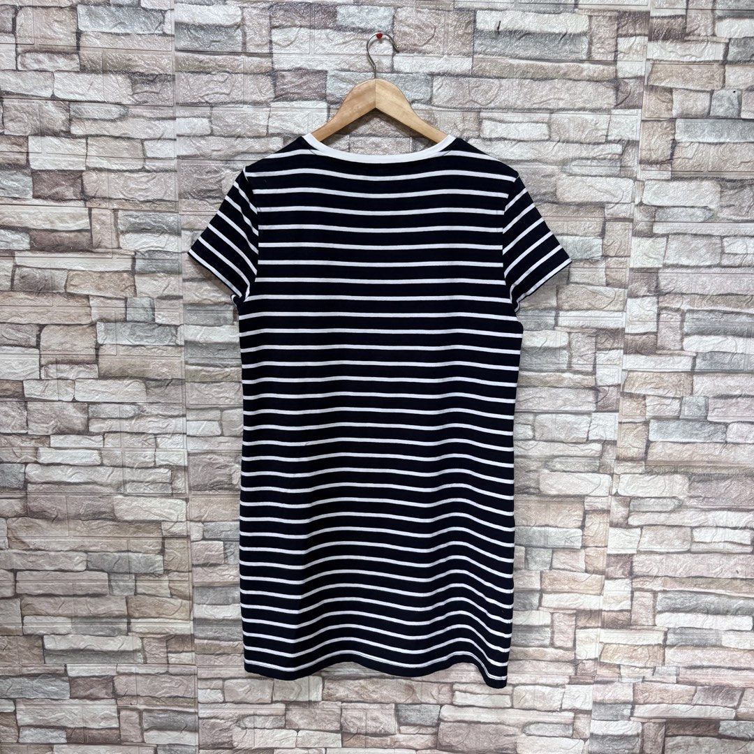 Tommy Hilfiger Big Logo Dress (Category: Dresses) located in Bacolod City. Submitted by treasurehuntsv2 (Listing ID 1468650252, Image 3). Description: Tommy Hilfiger Dress Condition – Excellent Color Rate –9.5/10 Flaws – None ✅ Size: Dimensions: Width – 19.5 Length–34 .