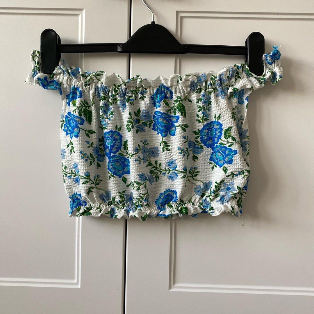 Topshop Offshoulder (Category: Others Tops) located in Manila. Submitted by love.lyxph (Listing ID 1468590731, Image 2). Description: Used Once Best fit small to medium.