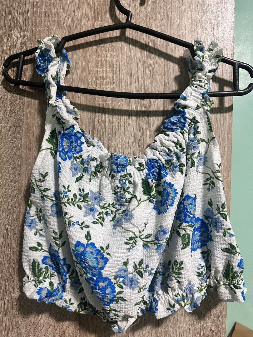 Topshop Offshoulder (Category: Others Tops) located in Manila. Submitted by love.lyxph (Listing ID 1468590731, Image 3). Description: Used Once Best fit small to medium.