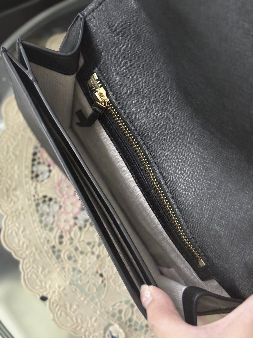 Tory Burch Emerson Flap (Category: Shoulder Bags) located in Cainta. Submitted by angellyy_ (Listing ID 1468544108, Image 3). Description: Tory Burch Emerson Convertible chain shoulder/ sling Auth Quality Used Once only No issue .