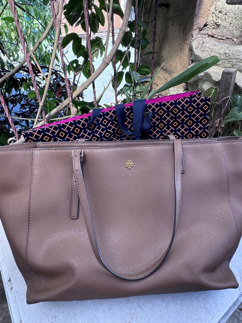 Tory Burch Emerson Large Tote Moose Brown (Category: Tote Bags) located in Quezon City. Submitted by gorjuspots (Listing ID 1468704611, Image 1). Description: - authebtic with original store tags attached (bought from Canada) - Authentic Tory Burch Emerson large tote in a versatile moose brown color - Crafted from durable and clean saffiano leather with elegant gold hardware - Structured design with comfortable top handles - Spacious interior eas