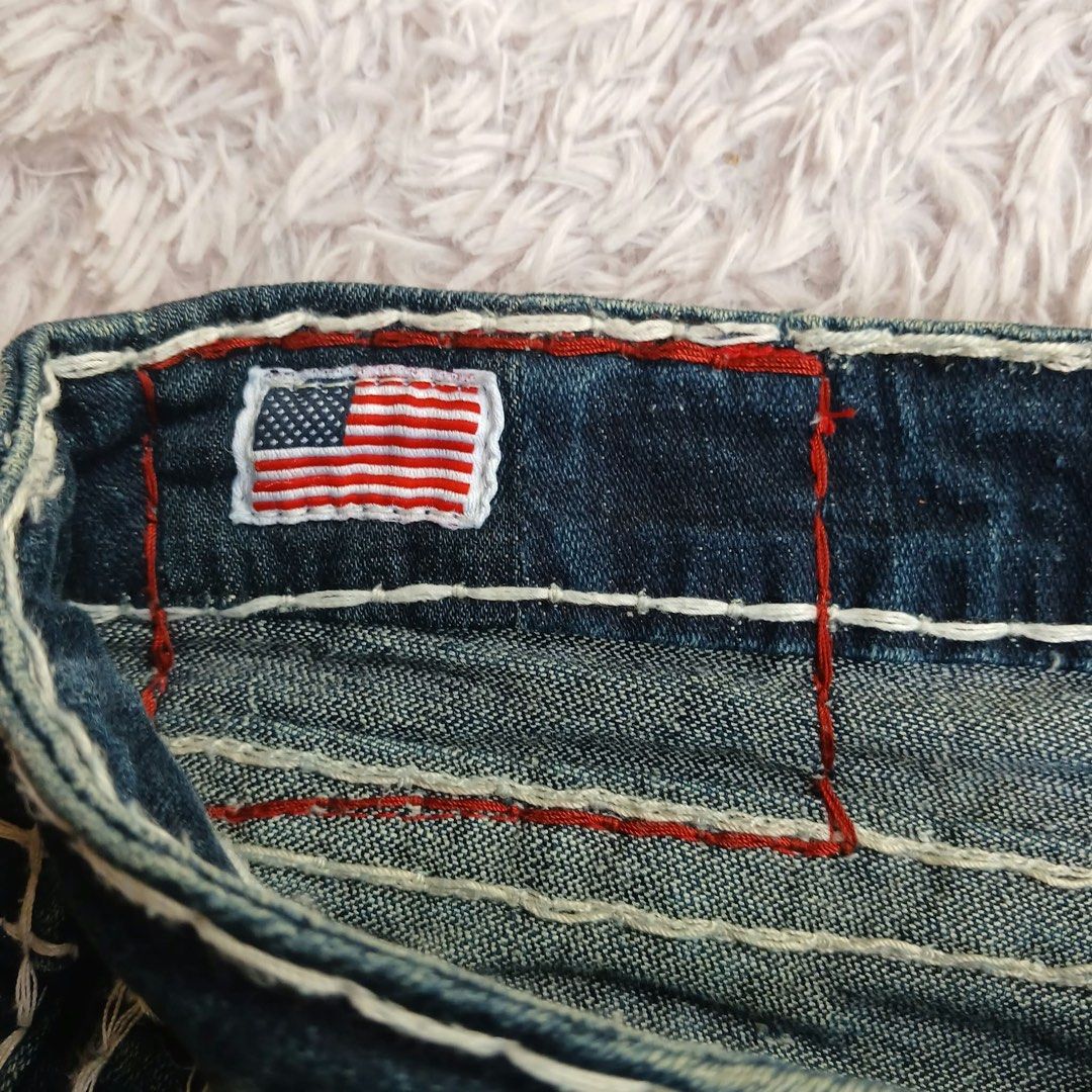 True Religion Billy Super T Jeans Size 25 (Category: Jeans) located in Montevista. Submitted by rdthriftshub (Listing ID 1468546734, Image 3). Description: - Brand: True Religion - Style: Billy Super T (Dark Wash) - Size: 25 - Details: Iconic thick white contrast stitching, button fly, signature Buddha back flap pockets - Origin: Made in USA - Aesthetic: Classic Y2K vintage premium denim - Condition: Excellent pre-loved condition.