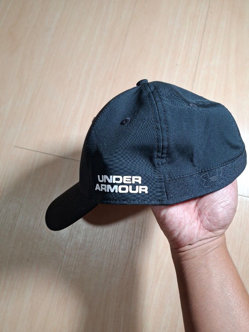 Under Armour Golf Cap Black Classic Fit M/L (Category: Caps & Hats) located in Baguio. Submitted by restyrille77846 (Listing ID 1468643266, Image 2). Description: - Brand: Under Armour - Color: Classic Black with White Accents - Size: M/L (Stretch band for comfortable fit) - Design: Prominent white UA logo on front, white wordmark on side, debossed golf branding on rear - Style: Classic fit with curved brim - Condition: Clean structure, tags inta