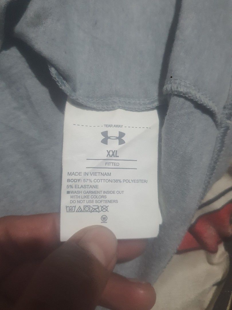 Under Armour hoodie (Category: Hoodies) located in Butuan. Submitted by alovier1992 (Listing ID 1468622251, Image 2). Description: .