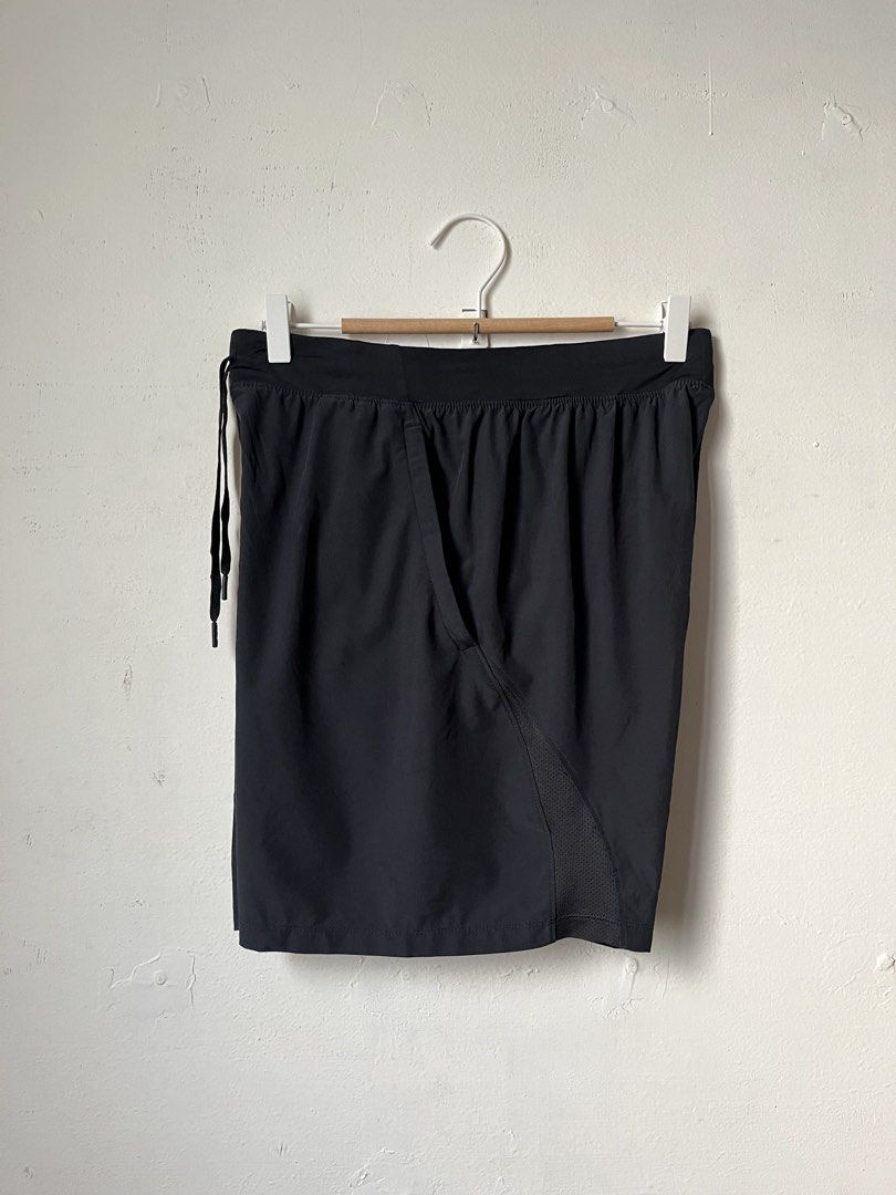 Under Armour Launch 7 Shorts (Category: Activewear) located in Cagayan de Oro. Submitted by vigo999 (Listing ID 1468674227, Image 2). Description: Under Armour Launch 7 Shorts Size Large Condition: Excellent Color rate: 10/10 No issues Dimes: 28-32x18 Hem: 13.