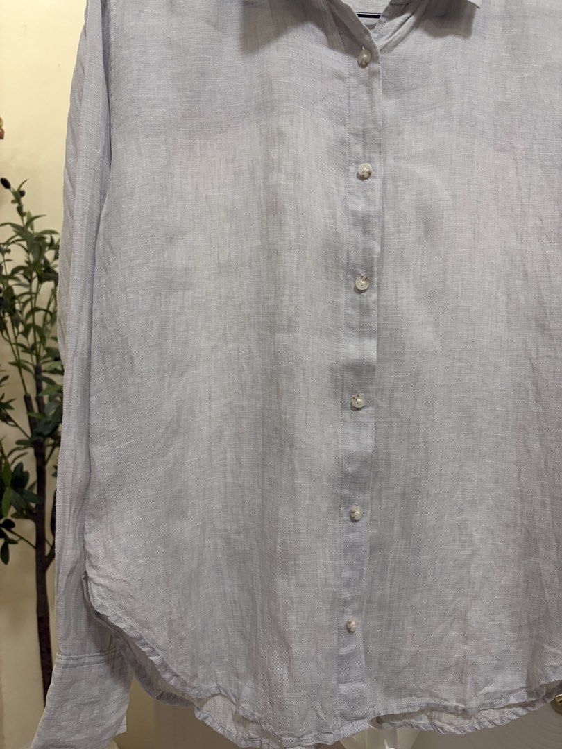 UNIQLO 100% Linen Long Sleeve Button-Down Grey (Category: Longsleeves) located in Bulacan. Submitted by hiroaki1994 (Listing ID 1468663390, Image 3). Description: Good condition No issues Small on tag W - 47cm L - 62.5 cm.