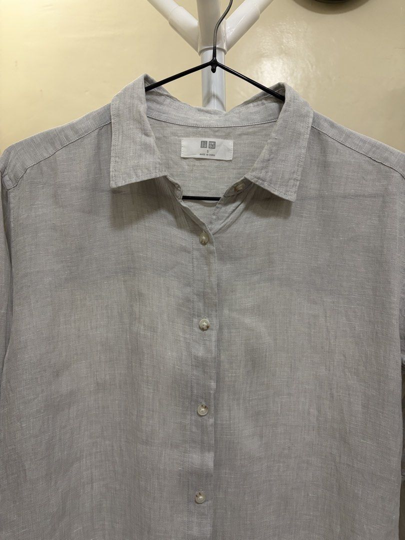 UNIQLO 100% Linen Long Sleeve Button-Down Grey (Category: Longsleeves) located in Bulacan. Submitted by hiroaki1994 (Listing ID 1468663390, Image 2). Description: Good condition No issues Small on tag W - 47cm L - 62.5 cm.