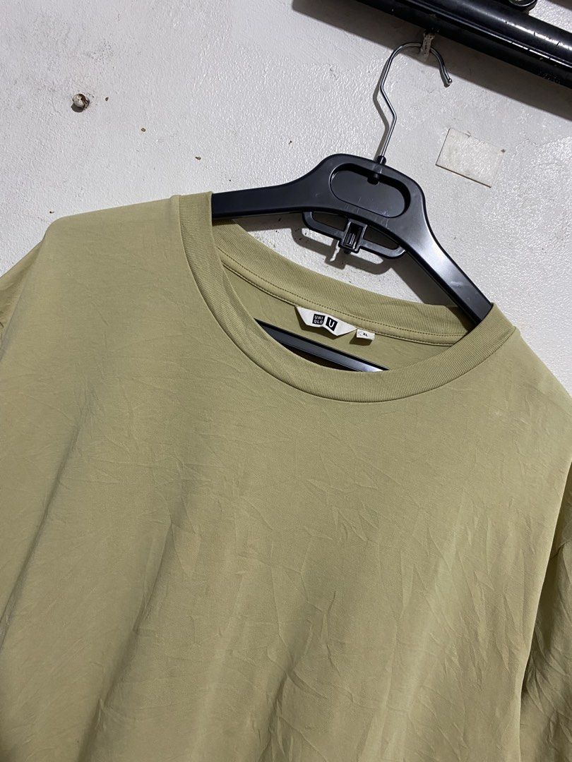UNIQLO AIRISM SHIRT (Category: Formal Shirts) located in Manila. Submitted by brndn.rgld (Listing ID 1468666527, Image 2). Description: 24 Width 25 Length Like new condition No issue Dm ur sure offer only.