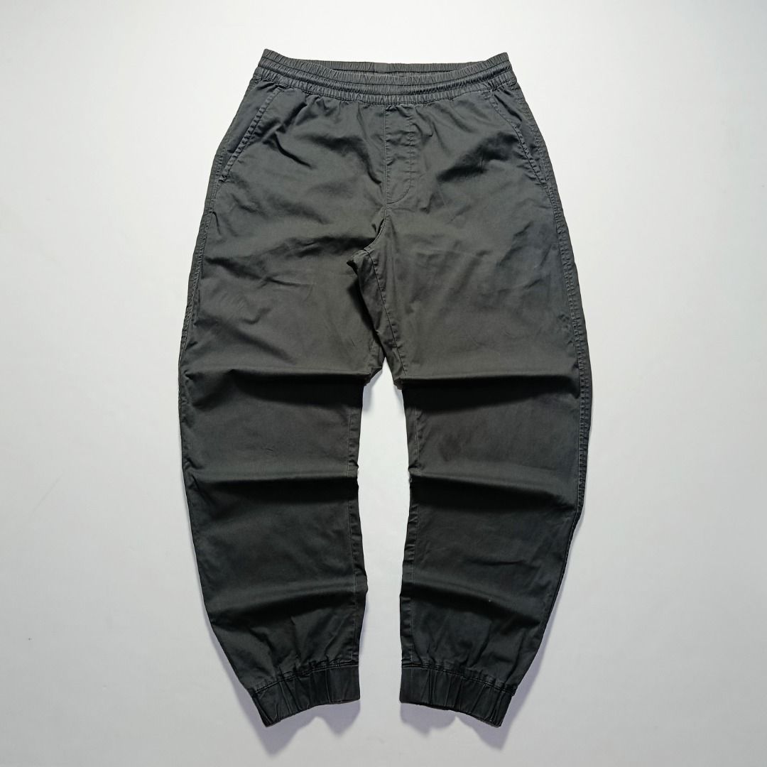 UNIQLO Ash Gray Sweat Jogger Pants (Category: Joggers) located in Taytay. Submitted by hoodgrail.vtg (Listing ID 1468604400, Image 1). Description: • Excellent condition - Lightly used • Minimalist ash gray design with elastic waistband and ankle cuffs • Size on tag: S — best fits 28-32 • Measurements: 14 x 36.5 in • Leg opening: 5 in (elastic) • Color rate: 9/10 • Issue: None.