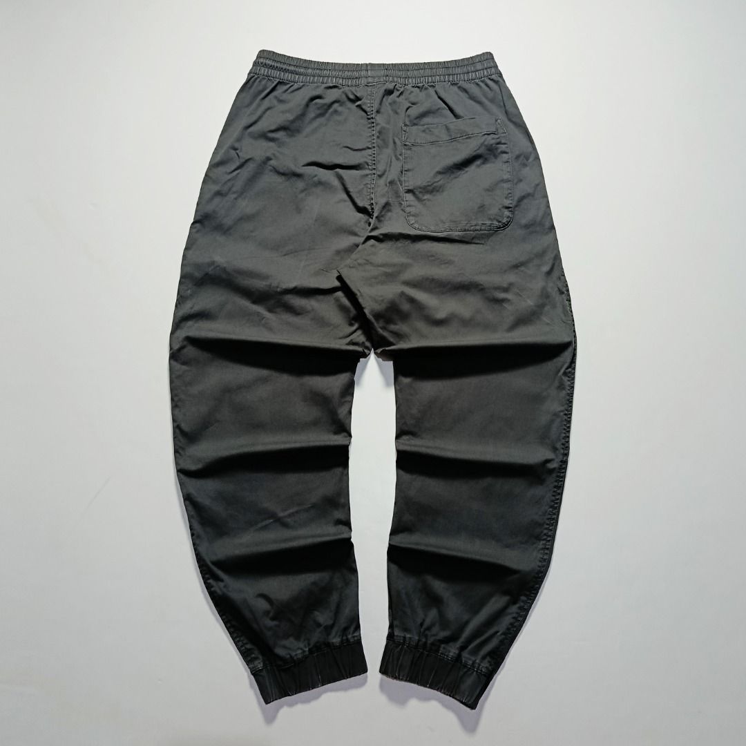 UNIQLO Ash Gray Sweat Jogger Pants (Category: Joggers) located in Taytay. Submitted by hoodgrail.vtg (Listing ID 1468604400, Image 2). Description: • Excellent condition - Lightly used • Minimalist ash gray design with elastic waistband and ankle cuffs • Size on tag: S — best fits 28-32 • Measurements: 14 x 36.5 in • Leg opening: 5 in (elastic) • Color rate: 9/10 • Issue: None.