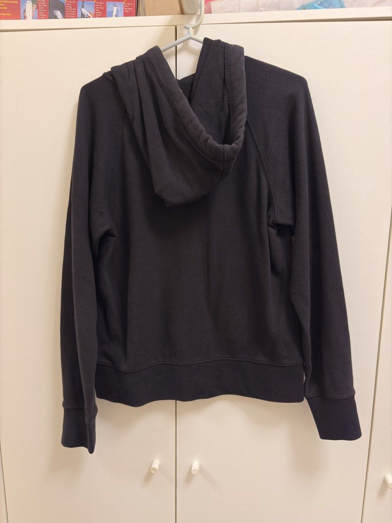 Uniqlo black jacket (Category: Coats, Jackets and Outerwear) located in Quezon City. Submitted by j.styles (Listing ID 1468675457, Image 2). Description: .