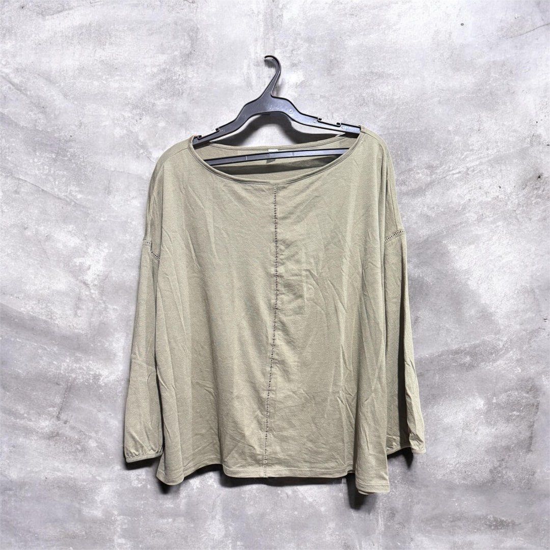 Uniqlo Blouse (Category: Longsleeves) located in Santiago. Submitted by tinytr3ndsetters (Listing ID 1468695605, Image 1). Description: Size Large Color Army Green No issue.