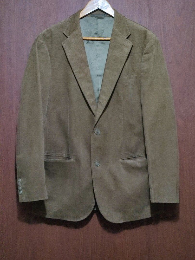 Uniqlo Brown Coat (Category: Coats, Jackets and Outerwear) located in Pasig City. Submitted by supremokicksmanila (Listing ID 1468539996, Image 1). Description: Uniqlo Brown Coat 22x31 excellent condition 1499 shipped dm to purchase lalamove within metro j&t outside metro no return and exchange policy.