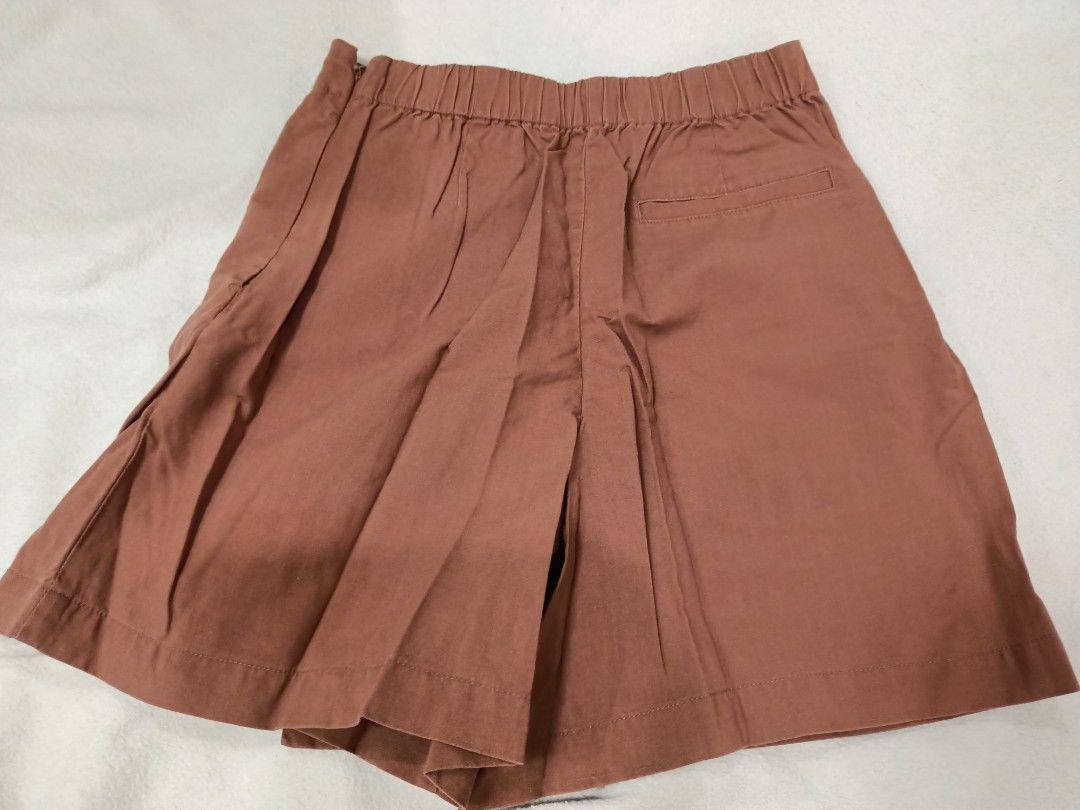 Uniqlo Brown Linen Blend Skort Size S (Category: Skirts) located in Manila. Submitted by jollynest24 (Listing ID 1468692941, Image 3). Description: - Brand: Uniqlo - Item: Linen blend skort - Color: Brown - Size: S (Waist: 60-66 cm, Hips: 85-91 cm) - Material: 43% rayon, 34% linen, 23% polyester - Condition : Excellent / like new - Ideal for casual everyday use - Sampaloc Manila - Gcash ( MOP).