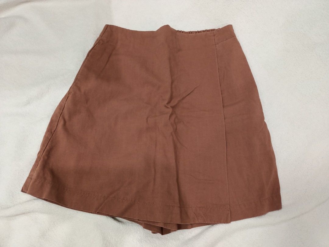 Uniqlo Brown Linen Blend Skort Size S (Category: Skirts) located in Manila. Submitted by jollynest24 (Listing ID 1468692941, Image 1). Description: - Brand: Uniqlo - Item: Linen blend skort - Color: Brown - Size: S (Waist: 60-66 cm, Hips: 85-91 cm) - Material: 43% rayon, 34% linen, 23% polyester - Condition : Excellent / like new - Ideal for casual everyday use - Sampaloc Manila - Gcash ( MOP).