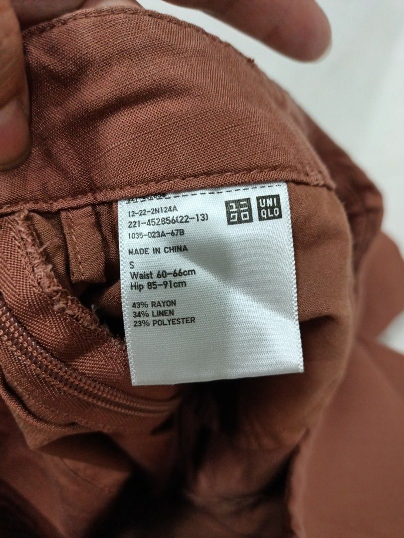 Uniqlo Brown Linen Blend Skort Size S (Category: Skirts) located in Manila. Submitted by jollynest24 (Listing ID 1468692941, Image 2). Description: - Brand: Uniqlo - Item: Linen blend skort - Color: Brown - Size: S (Waist: 60-66 cm, Hips: 85-91 cm) - Material: 43% rayon, 34% linen, 23% polyester - Condition : Excellent / like new - Ideal for casual everyday use - Sampaloc Manila - Gcash ( MOP).