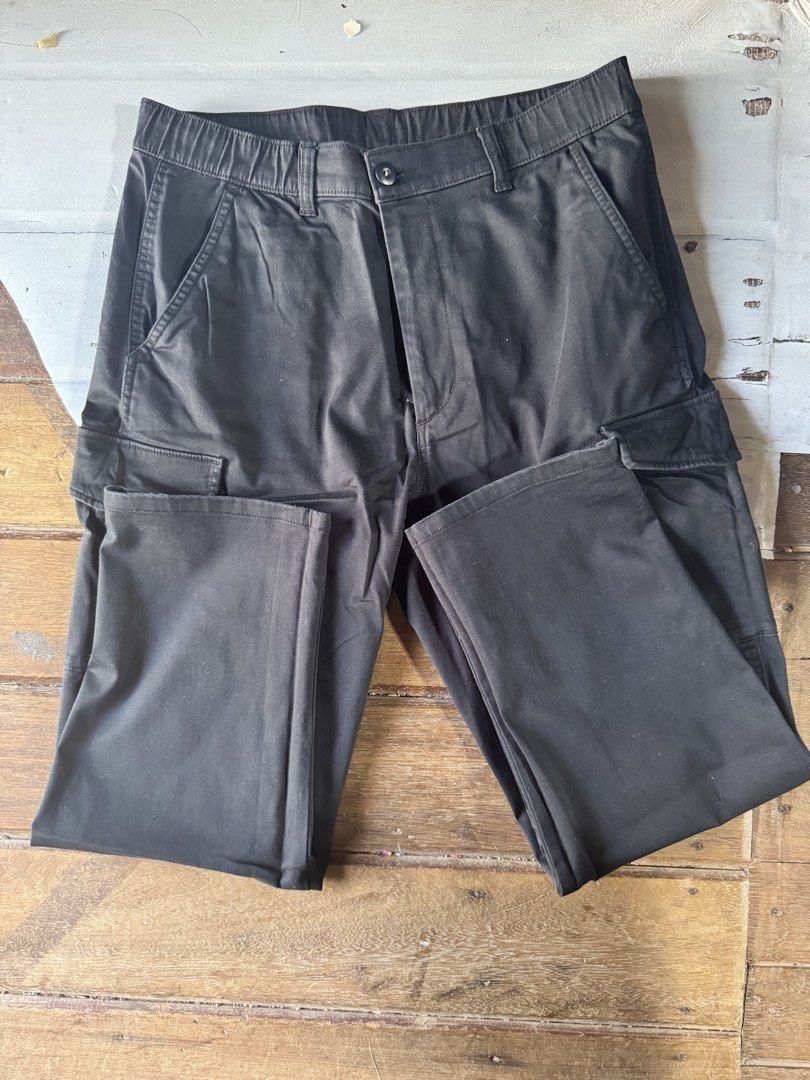 Uniqlo Cargo Pants (Category: Jeans) located in Quezon City. Submitted by easybreezy26 (Listing ID 1468500428, Image 1). Description: Uniqlo Cargo pants - Regular Fit - Black With 2side pocketss Size Large Length from waist - 36 Hem-7.5 Antipolo Simbahan Meet-ups.
