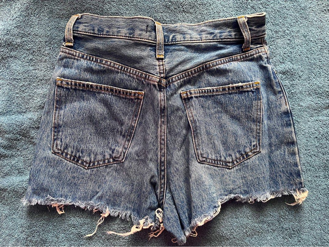 Uniqlo denim shorts (Category: Shorts) located in Santa Magdalena. Submitted by mystichawk-c529 (Listing ID 1468547611, Image 2). Description: .