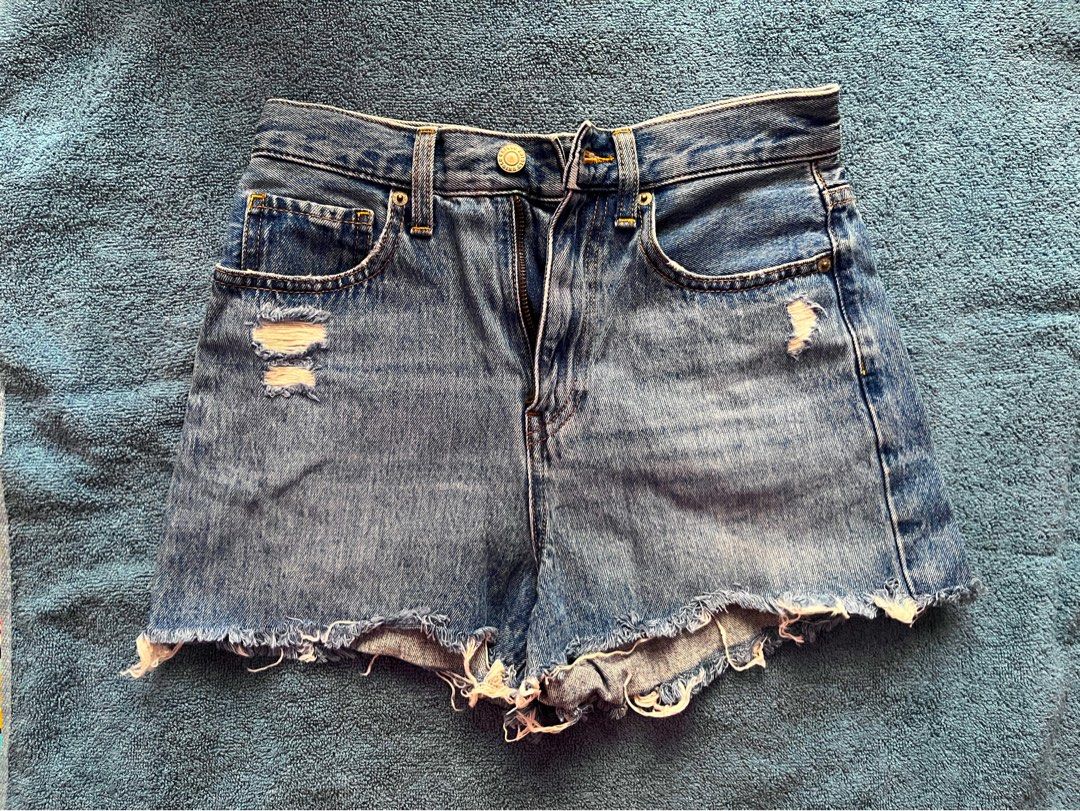 Uniqlo denim shorts (Category: Shorts) located in Santa Magdalena. Submitted by mystichawk-c529 (Listing ID 1468547611, Image 1). Description: .