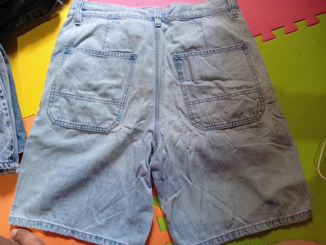 Uniqlo Denim Shorts Size M (Category: Shorts) located in Quezon City. Submitted by asu06 (Listing ID 1468692544, Image 2). Description: - Brand: Uniqlo - Color: Light blue (Classic wash) - Size: M (Fits waist 76-84cm) - Material: 100% cotton body, polyester-cotton pocket lining - Fit: Regular fit - Features: Front slant pockets, back patch pockets, belt loops, and button waist closure - Condition: Excellent, great for casual wear.