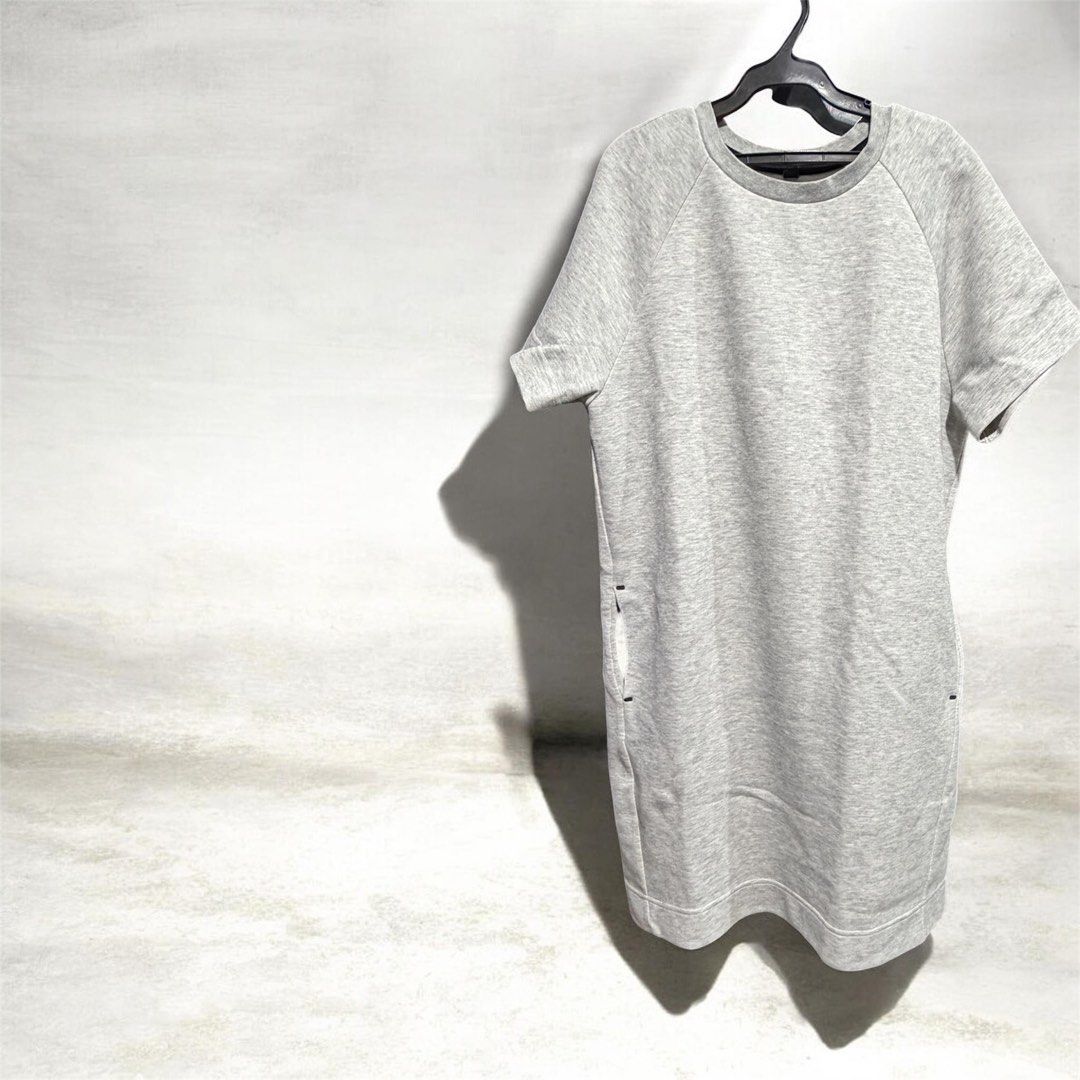 Uniqlo Dress (Category: Dresses) located in Santiago. Submitted by tinytr3ndsetters (Listing ID 1468695245, Image 1). Description: Uniqlo Size Large Like new Below the knee.