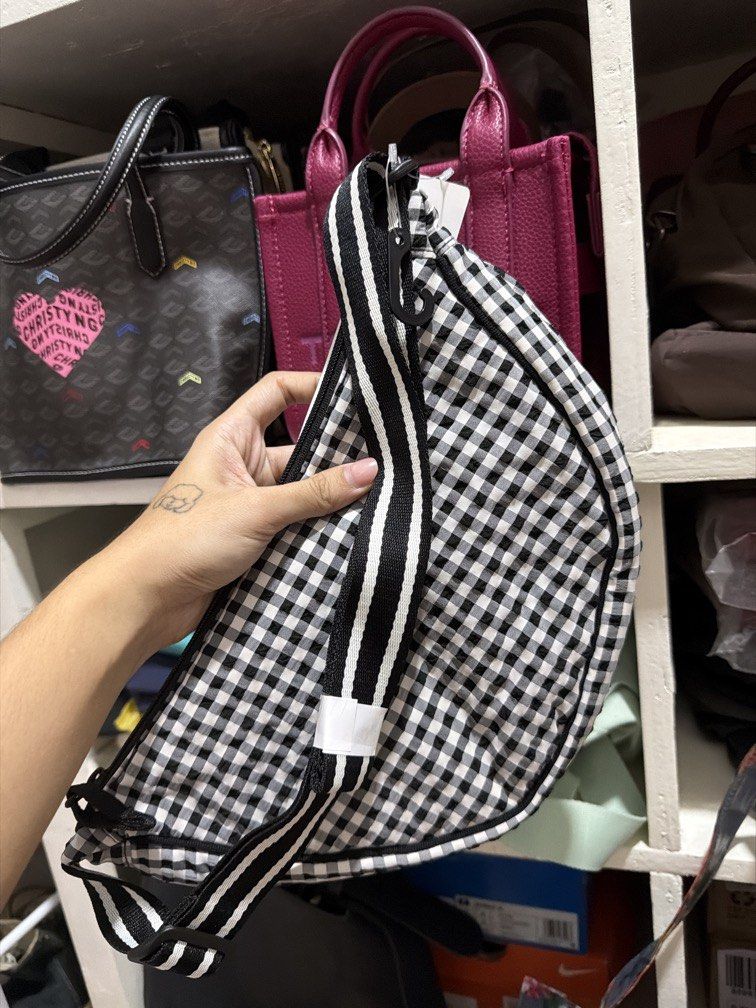 Uniqlo Dumpling bag (Category: Purses & Pouches) located in Pasig City. Submitted by rashamd (Listing ID 1468639784, Image 2). Description: 📌OG.