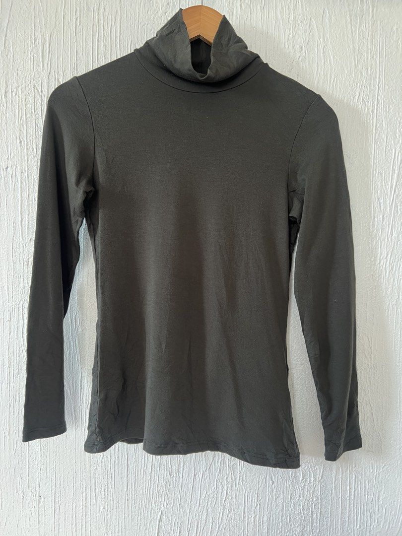 Uniqlo Extra Warm Heattech Medium -Dark Olive (Category: Coats, Jackets and Outerwear) located in Amadeo. Submitted by mavmadel (Listing ID 1468507734, Image 1). Description: -medium women -condition 10/10 -color rate 10/10.