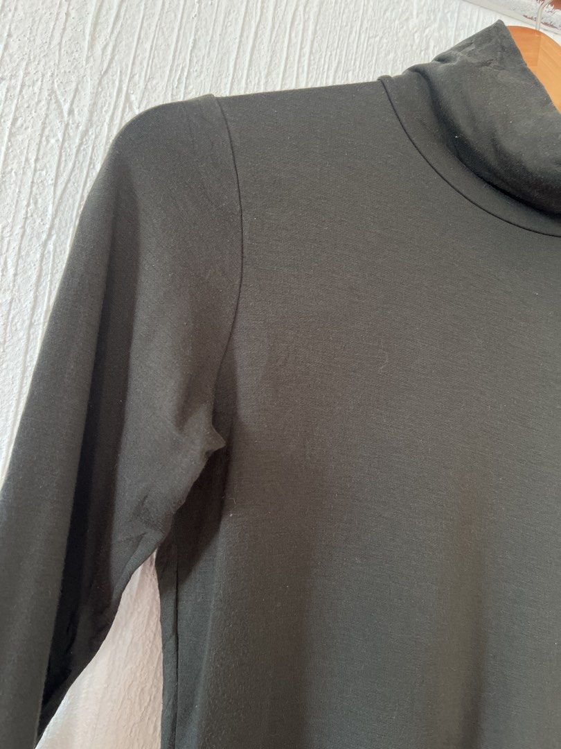 Uniqlo Extra Warm Heattech Medium -Dark Olive (Category: Coats, Jackets and Outerwear) located in Amadeo. Submitted by mavmadel (Listing ID 1468507734, Image 2). Description: -medium women -condition 10/10 -color rate 10/10.