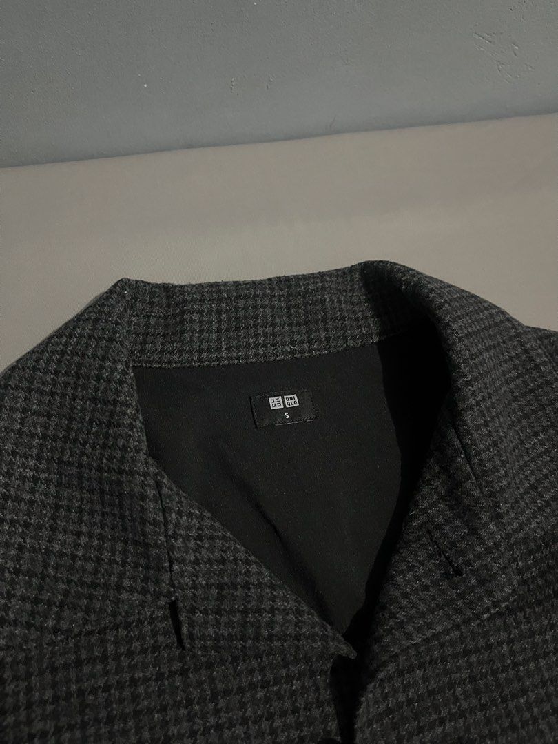Uniqlo Gray Houndstooth Overshirt Jacket (Category: Coats, Jackets and Outerwear) located in Taguig. Submitted by csthejustin (Listing ID 1468659227, Image 2). Description: - Unisex - Size: Small (S) - Collar: Classic lapel collar with front button closure - Pockets & Cuffs: Single chest pocket and button cuffs - Details: Dark interior lining, clean pattern, and neat stitching - Style: Simple and versatile layering piece for cooler days *Check ou