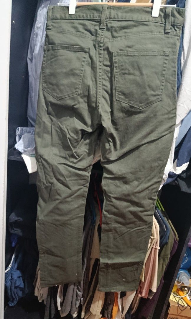 Uniqlo green chino (Category: Chinos) located in Jaen. Submitted by vinzyrus217291 (Listing ID 1468516007, Image 2). Description: -personal preloves -never been used 31x39 Nueva ecija location 📍 can do meetups or shipping via jnt.