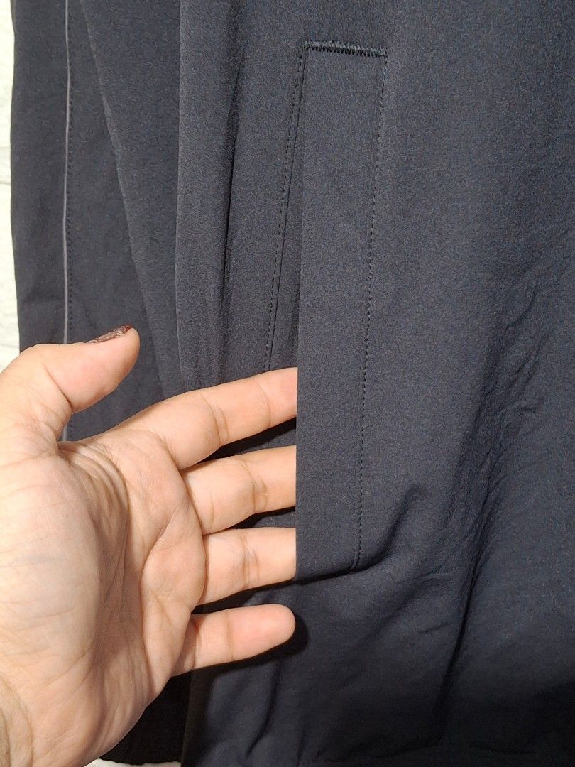 UNIQLO MEN'S ULTRA STRETCH ACTIVE JACKET (Category: Coats, Jackets and Outerwear) located in Angeles City. Submitted by livemountain.e2ae07 (Listing ID 1468545143, Image 3). Description: LARGE W23.5 L26 GOOD AS NEW 10/10 COLOR RATE LOC PAMPANGA DM📩 THANKS AND GODBLESS🙏 .