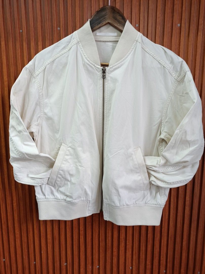 Uniqlo Off-White Bomber Jacket Size M (Category: Coats, Jackets and Outerwear) located in Bayombong. Submitted by rheaaa00530 (Listing ID 1468625599, Image 1). Description: - Brand: Uniqlo - Color: Off-white - Size: M (fits bust 80-86cm) - Material: 100% cotton outer body; ribbing made of 98% polyester and 2% spandex - Design: Zip-up front with side pockets, plus ribbed collar, cuffs, and hem - Style: Clean look, easy to match with daily outfits 